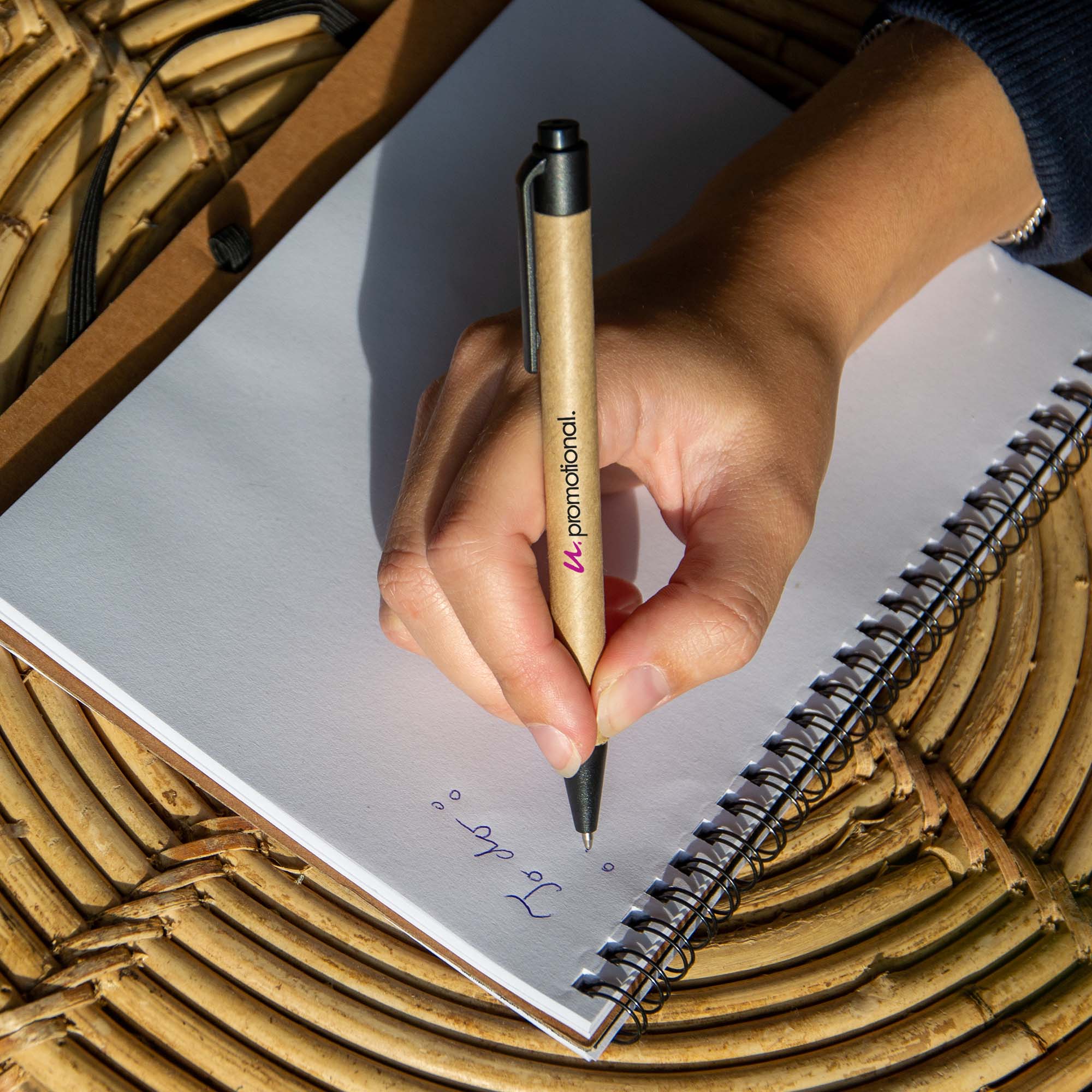 Cahier à anneaux avec stylo - A5 | Carton recyclé et papier FSC