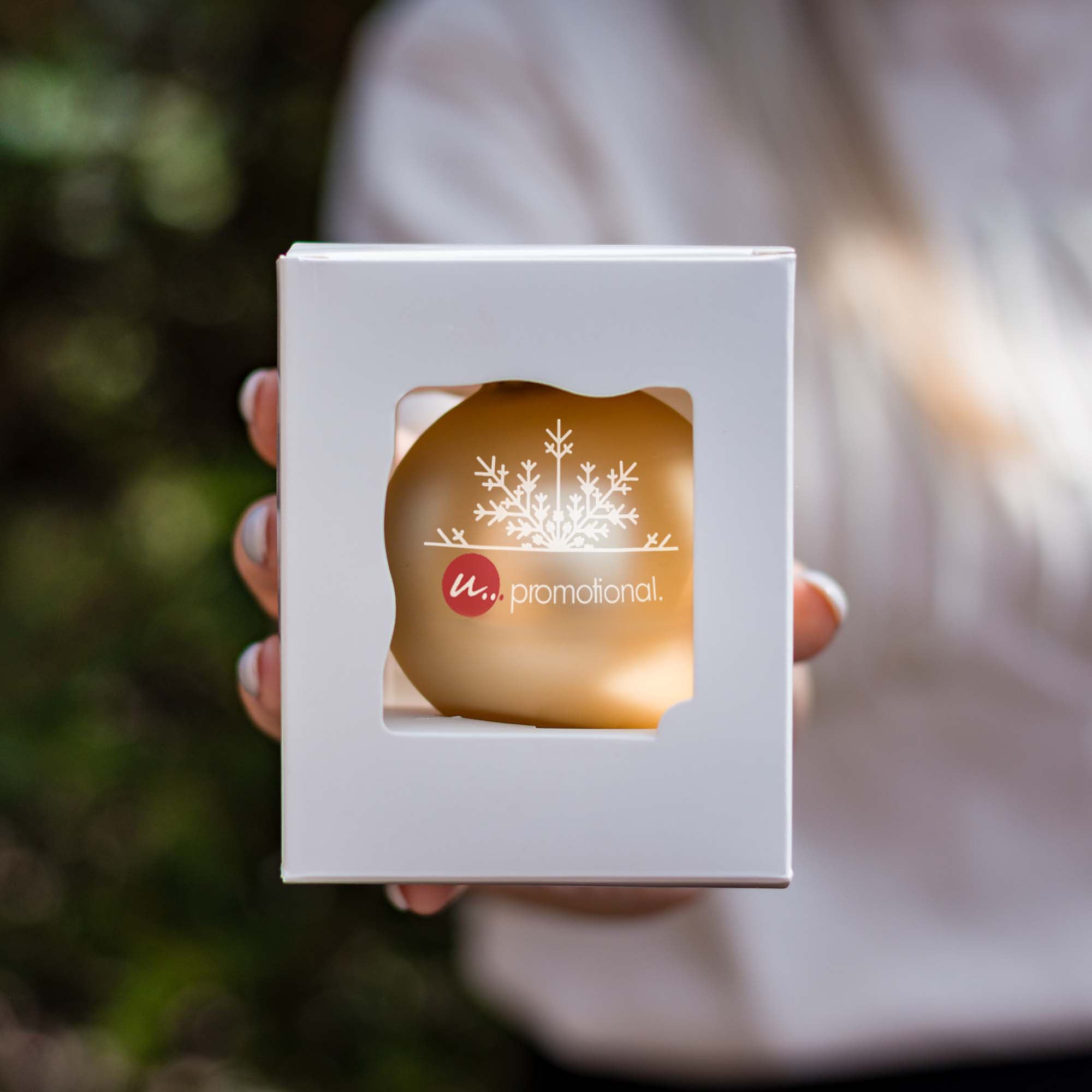 Sfera di Natale – 66 mm | Finitura opaca | Gancio oro | Stampa 1-4 colori | Con scatola