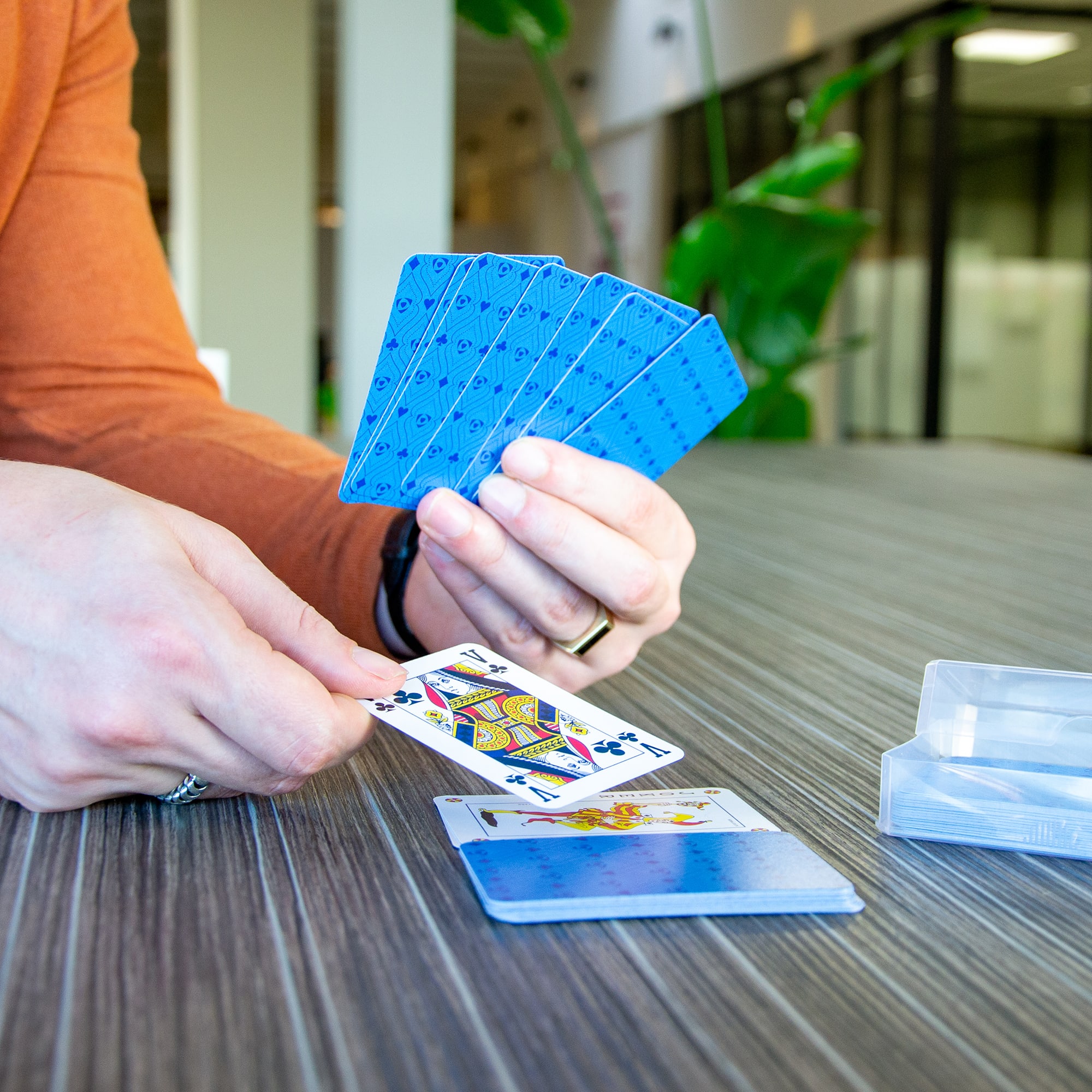Cartes à jouer | Cartes avec logo | Dans un étui en plastique | Fabriquées en Europe