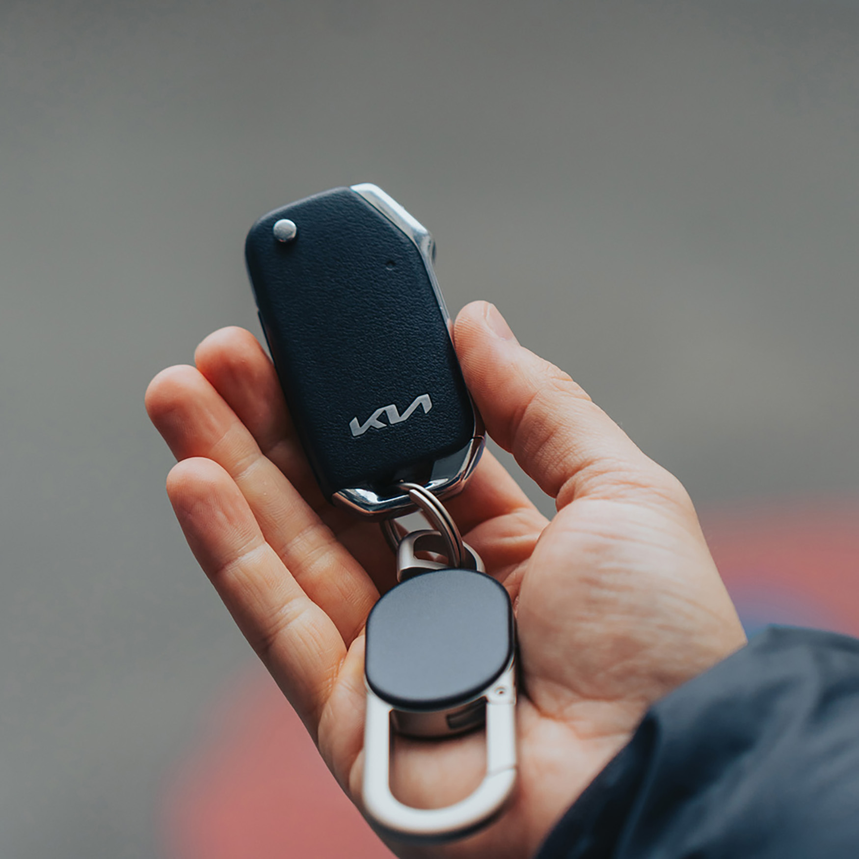Schlüsselanhänger - Integrierter Find My Tracker | USB-C aufladbar | Wiederaufladbare Batterie
