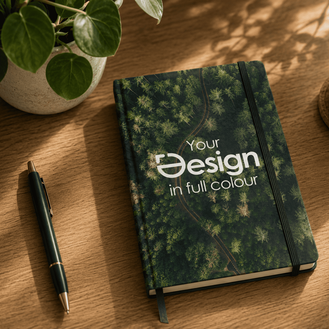 Glänzendes Notizbuch mit Hardcover – A5 | 25-100 Seiten | All-over-Logo | Individueller Druck