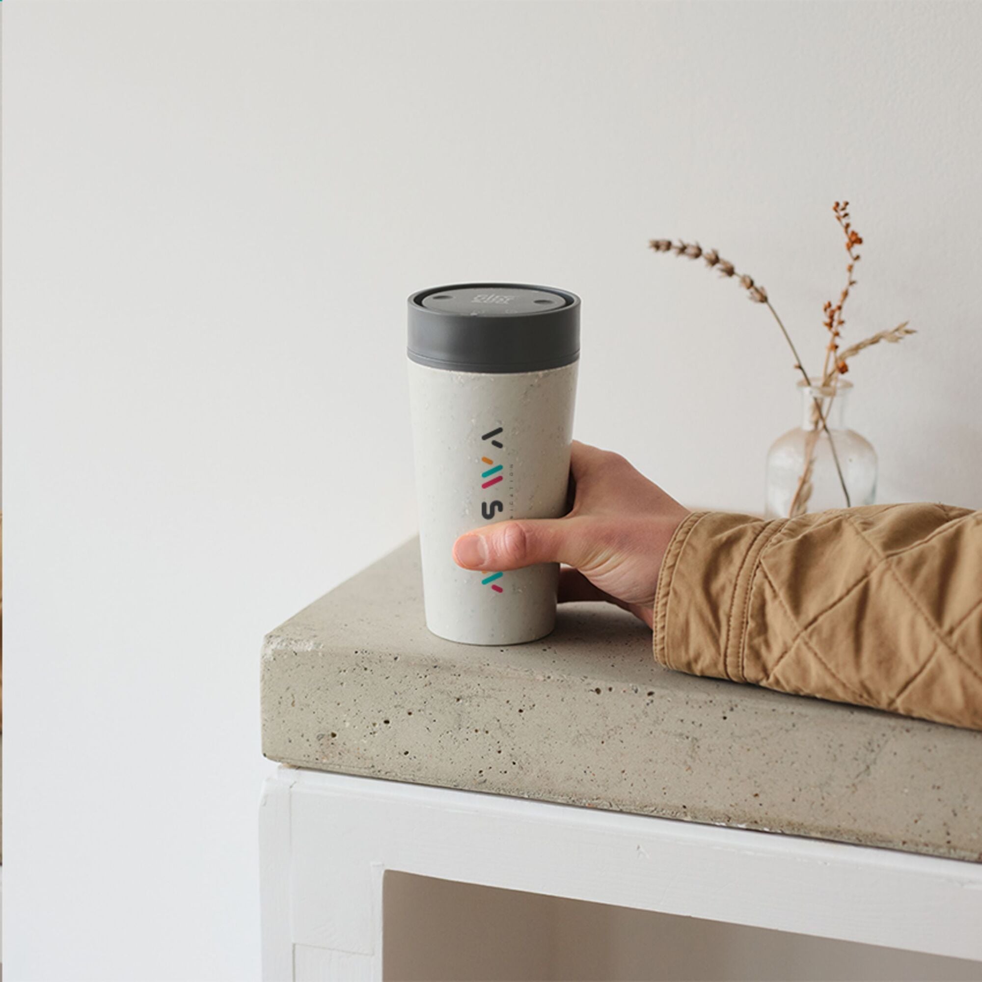 Circular&Co® Mok Wit - 340 ml | Gerecycled | Wit + gekleurd deksel