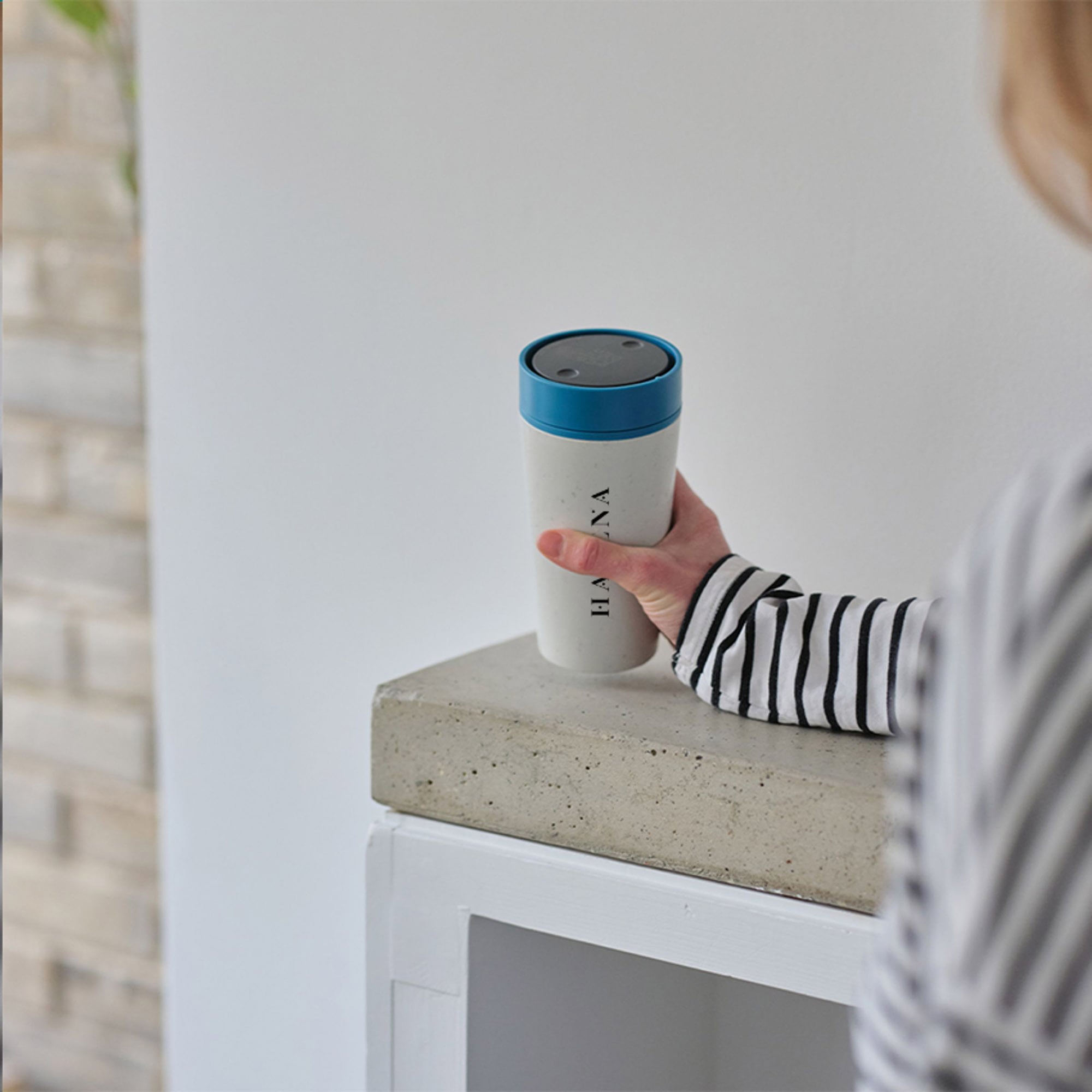 Circular&Co® Mok Wit - 340 ml | Gerecycled | Wit + gekleurd deksel