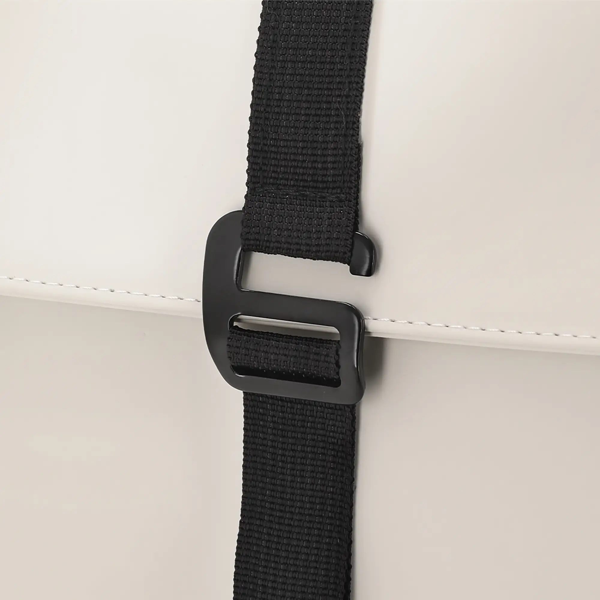 Rugzak Sem - PU | Laptopvak 14” | Gewatteerd | Gespsluiting | Met Trolleyband