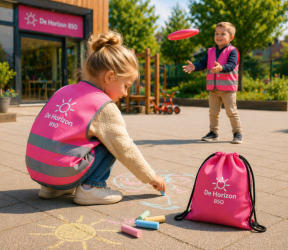 kinderopvang_buiten_spelen_stoepkrijt_veiligheidsvest-teaser