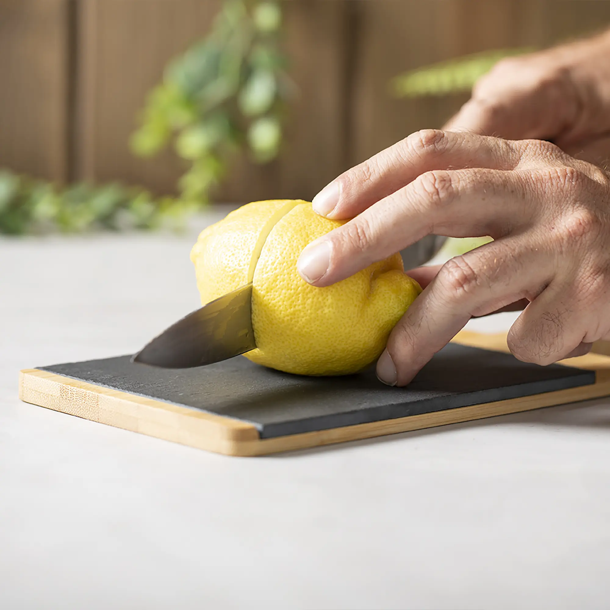 Planche à découper bambou et ardoise – Avec œillet | Design naturel | Solide | Prête à offrir
