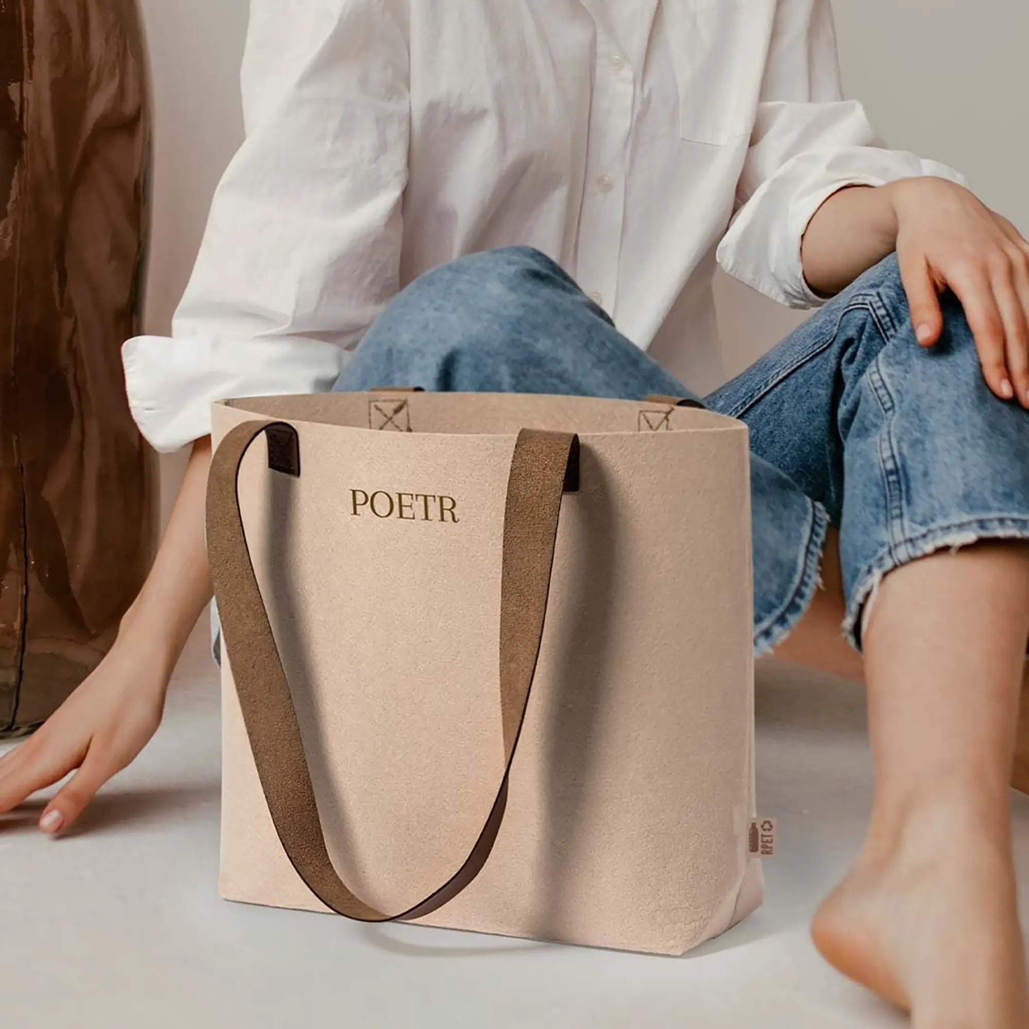 Borsa in feltro RPET – Manici in PU | Fondo piegato | Portata 6 kg | Riciclata